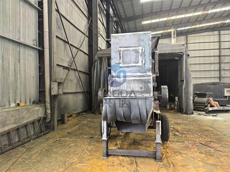 一台准备发往怀化的有机肥粉碎一体机已经完成装车准备出发