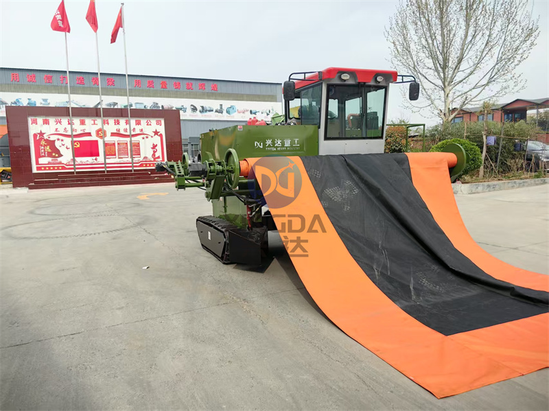 有机肥翻抛设备液压履带覆膜翻抛机的覆膜功能展示