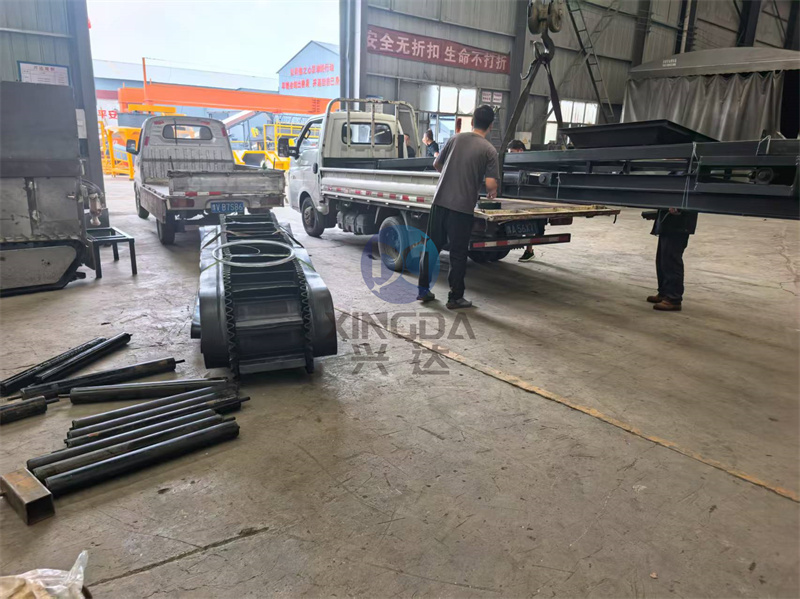 为攀枝花客户打造的专属有机肥设备大倾角皮带机正在装车中