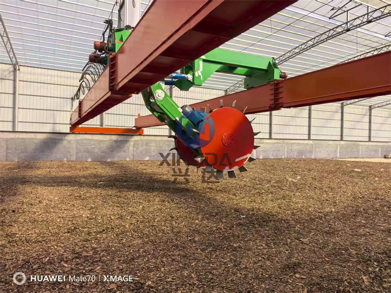 宿迁现场：安装人员正在对安全到达的有机肥设备轮盘式翻抛机进行安装