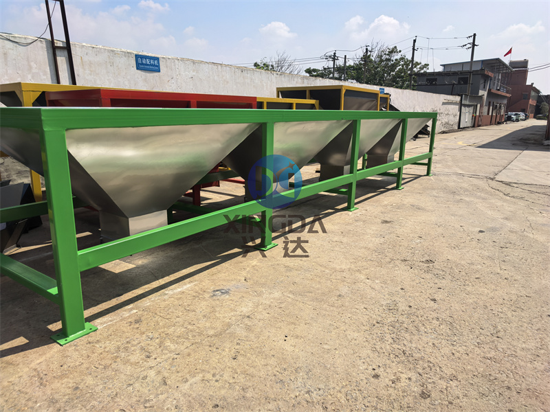 一台发往舟山的有机肥设备不锈钢自动配料仓正在车间进行装车