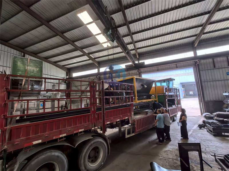 刚加工完成的准备发往马鞍山颗粒有机肥生产线设备准备进行装车了