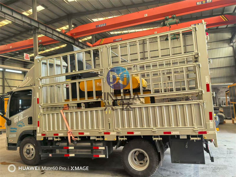 销往丽江的一台800型有机肥搅齿造粒设备已完成装车