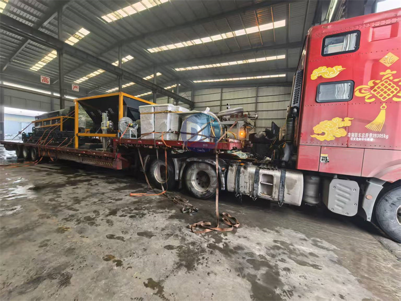 第四车： 车间工人正在对库尔勒年产3万吨有机肥生产线设备进行装车