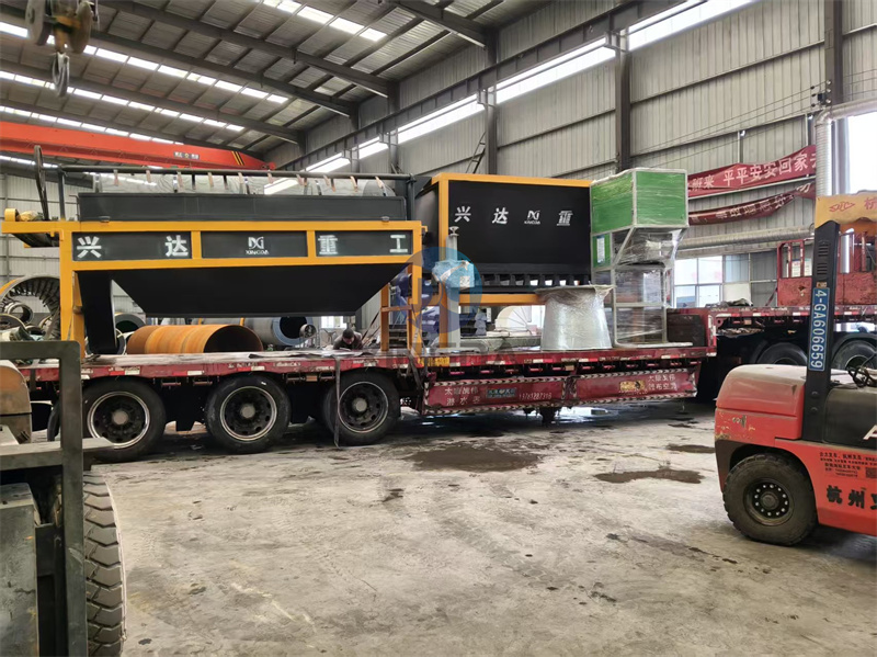 准备发往铜陵的一条粉状有机肥生产线设备正在车间进行装车