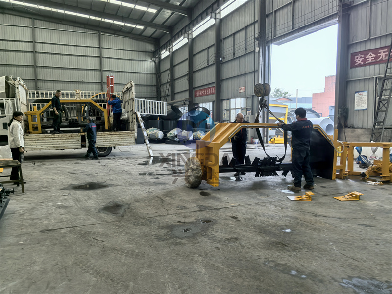 吊装现场：商丘有机肥设备牵引式翻抛机正在车间进行装车