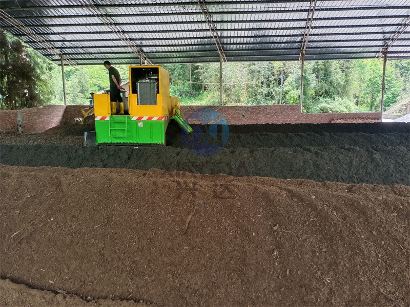 技术人员为曲阜用户讲解履带翻抛机的安装要点