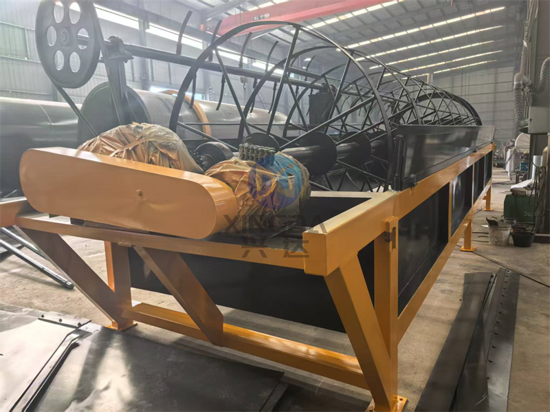 生产现场：有机肥筛分机正在有机肥设备厂车间里进行加工制作中