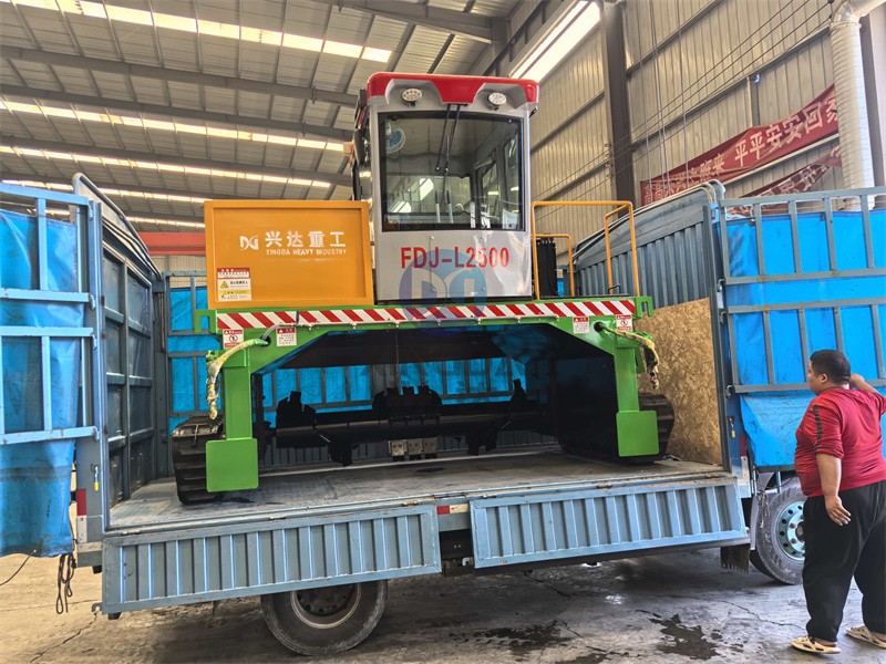 滨州用户2500型有机肥履带翻堆机再次装车准备出发