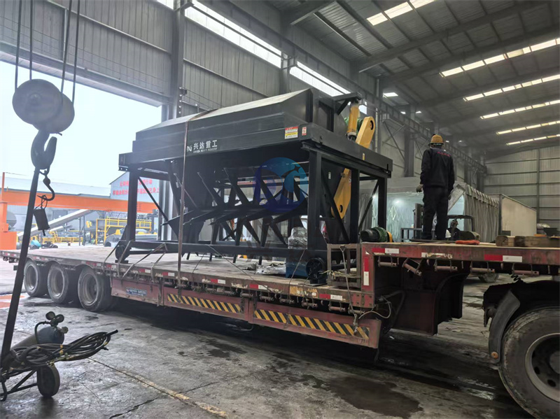 前往枣庄的有机肥翻抛设备液压槽式翻抛机已经开始进行装车了