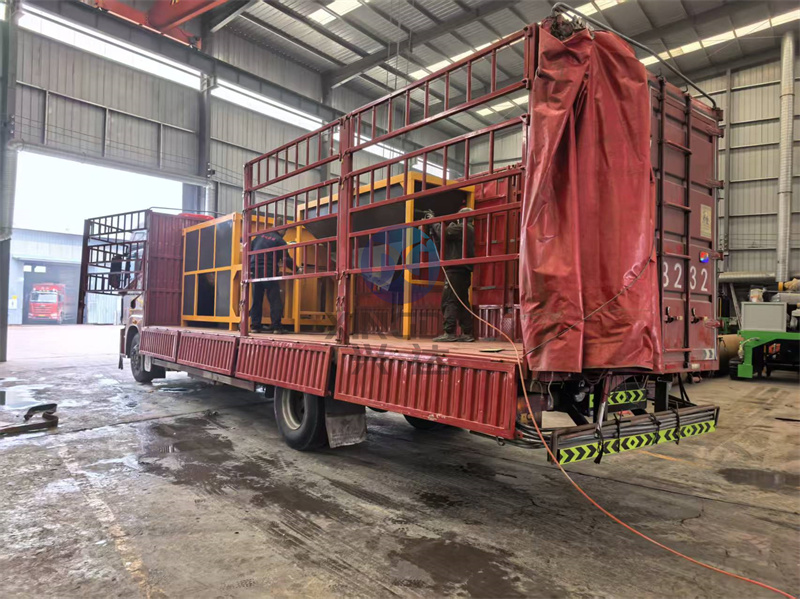 一台正在装车的3立方的有机肥发酵设备准备出发前往山东