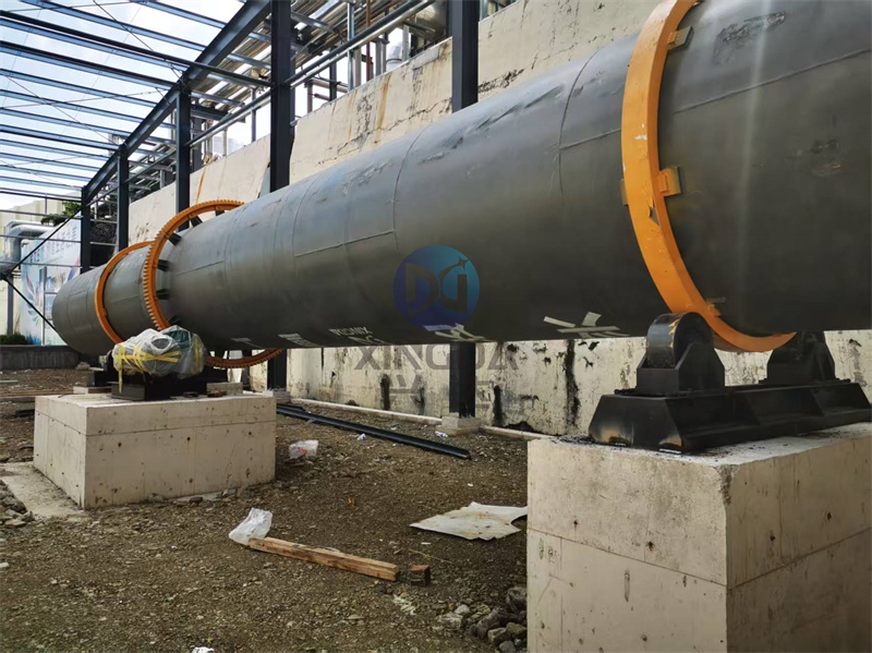 有机肥烘干设备安装现场，抵达平顶山的回转式烘干已经开始进行安装