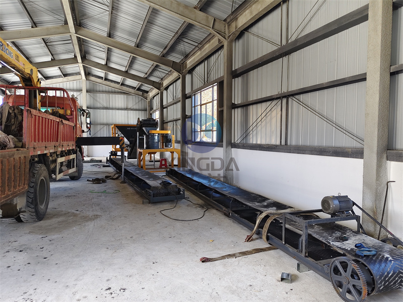 安装现场：年产3万吨有机肥生产线部分设备已经先行开始进行安装了