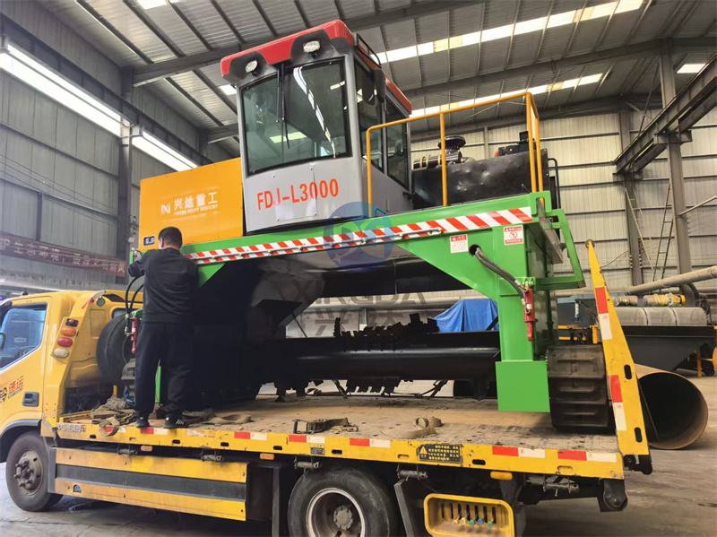 一台准备发往许昌的3米有机肥翻抛设备履带翻抛机准备出货