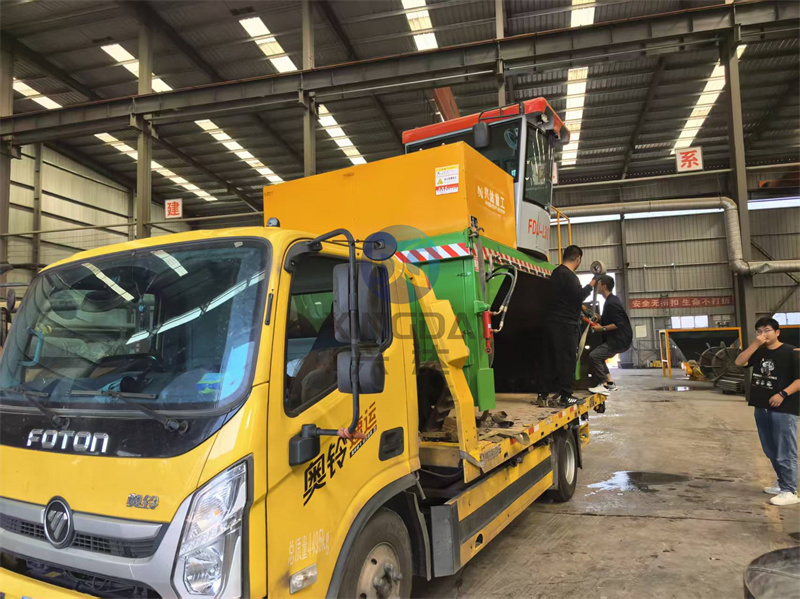 3米有机肥履带翻抛设备发货现场