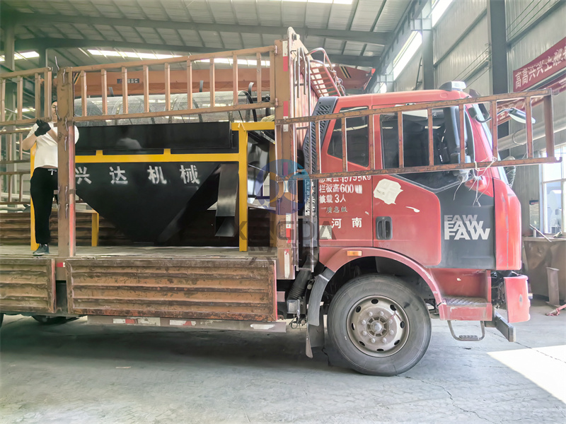 与其他有机肥设备一起出发的1003型有机肥筛分机正在装车