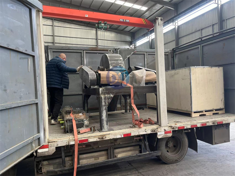 有机肥粉碎设备尿素粉碎机正在装车准备发往太原