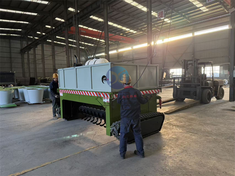 出口设备液压履带覆膜翻抛发货现场