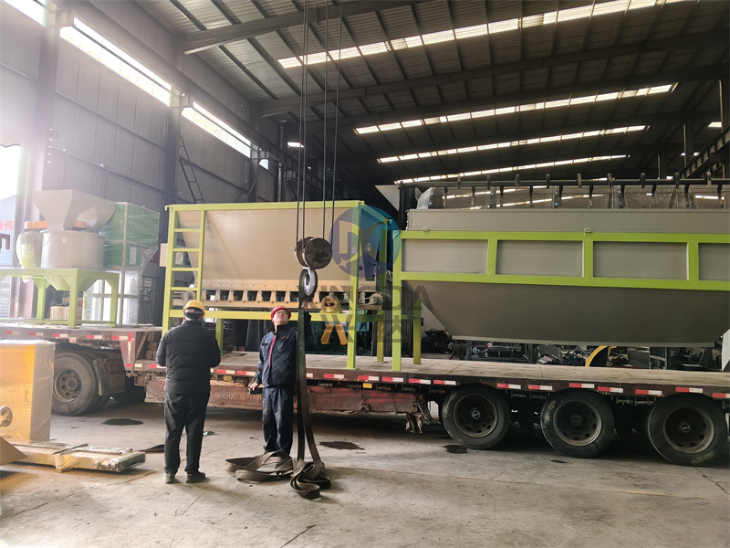 有机肥设备两台发货现场：有机肥筛分机与有机肥包装机正在装车中