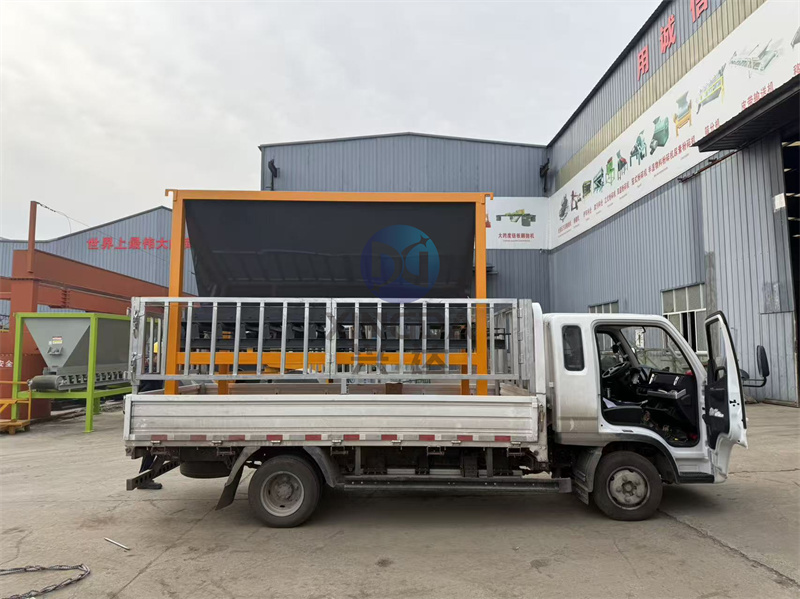 按需发货：根据客户需求制作的铲车料仓准备发货