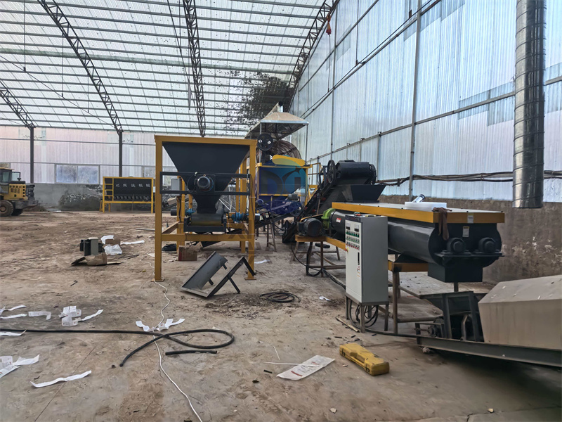 随车的安装人员与有机肥生产线设备一起抵达客户现场，准备着手开始对有机肥设备进行安装