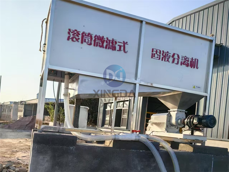 干湿分离有机肥设备固液分离器是如何进行固液分离的？