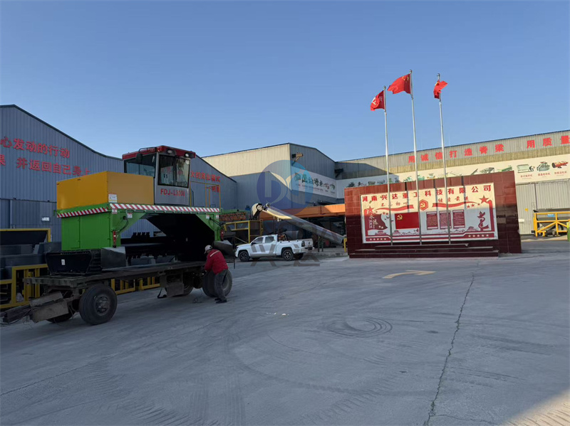 3米宽有机肥履带翻抛机发货现场