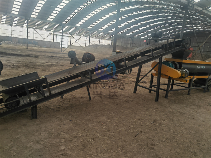 安装现场：技术人员准备开始对粉剂有机肥生产线设备进行安装