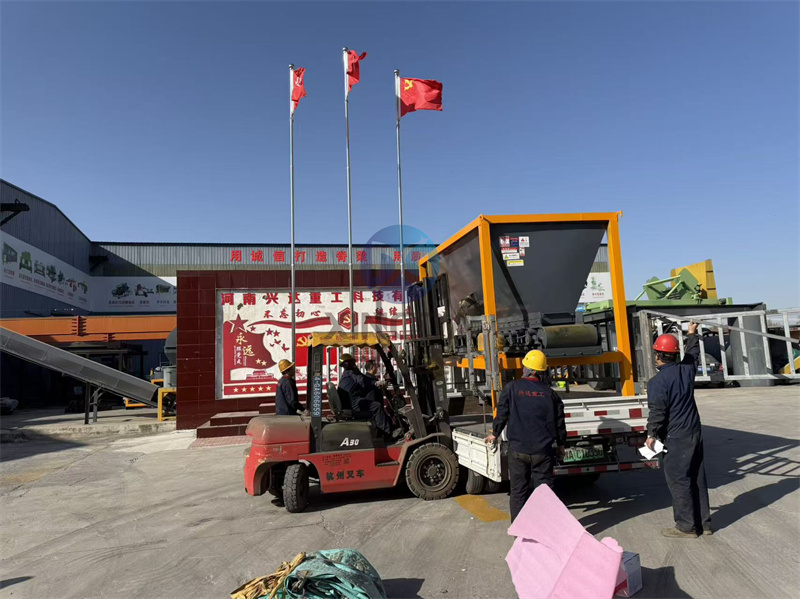 一台有机肥设备铲车料仓刚刚打造完成就准备装车发货