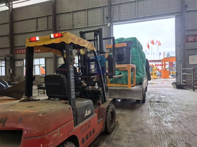 出货濮阳：一台刚加工完成的800型立式链条粉碎机正在装车中