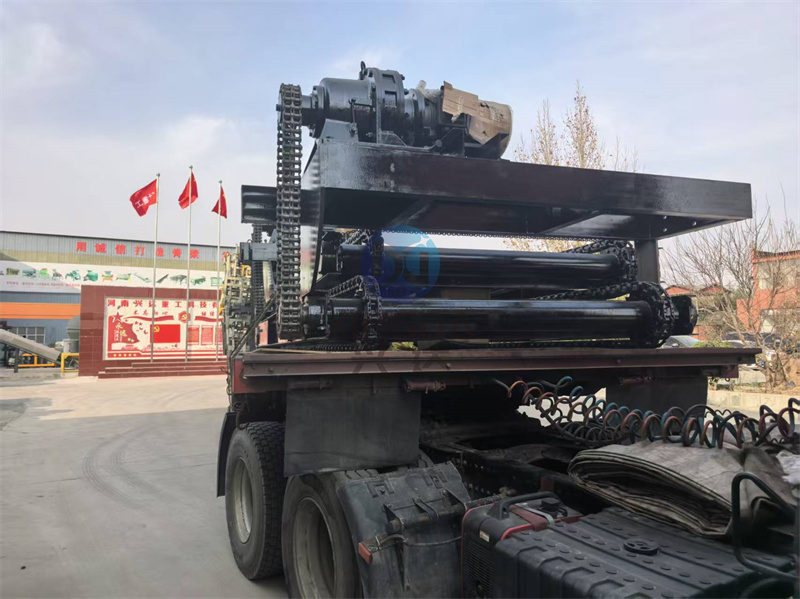 缓缓驶出有机肥设备厂区车间的有机肥翻抛设备链板翻抛机准备启航