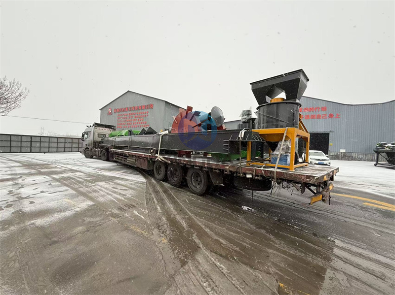 第2车年产1万吨颗粒有机肥生产线设备再次进行装车准备出货