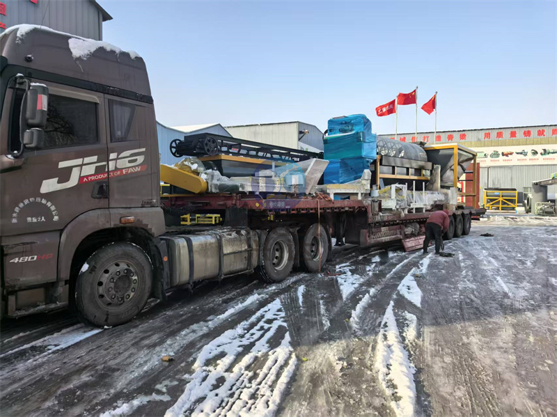 第四车有机肥设备准备出货：车间准备发往一车年产1万吨颗粒有机肥生产线设备