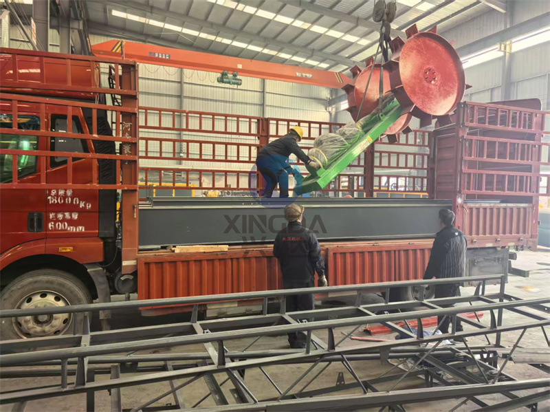 一车准备发往唐山的大型粉剂有机肥生产线轮盘翻抛设备已完成装车