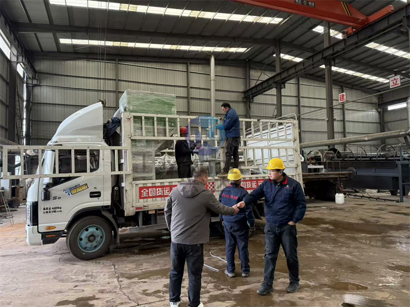 直发港口：为国外有机肥用户打造的GZLJ-1200型有机肥搅齿造粒机正在装车