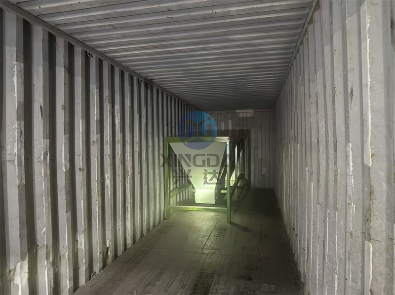 外贸发货颗粒肥设备第一车：颗粒有机肥生产线设备铲车料仓准备出发了