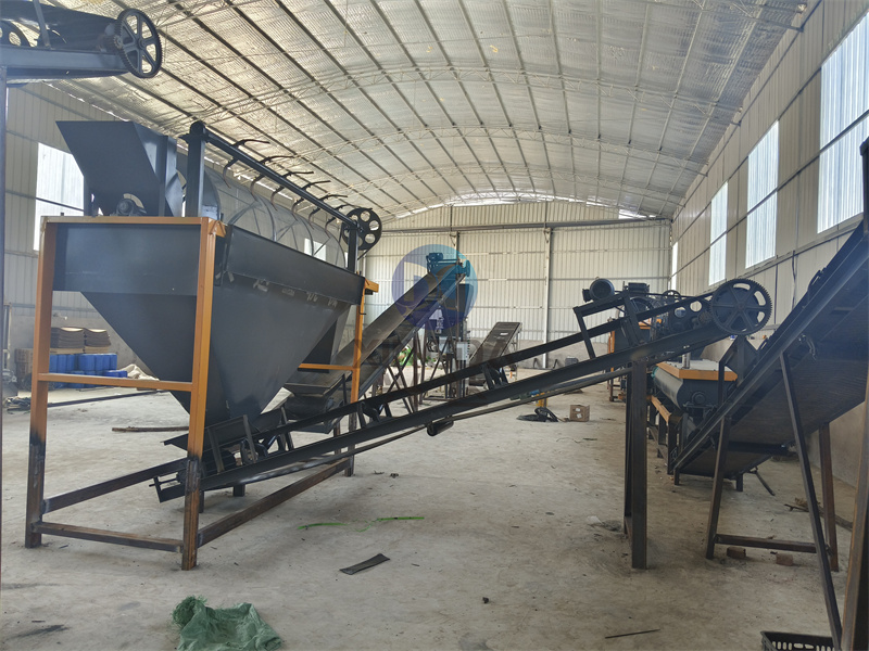 公司技术人员现场解决有机肥生产线设备易出现问题