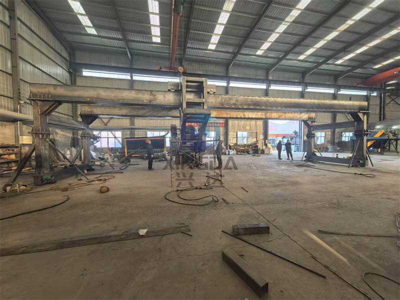 加班现场：工作人员正在对有机肥轮盘式翻抛设备进行加班制作中