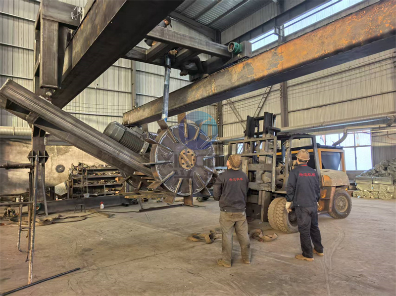 轮盘翻抛机加工现场