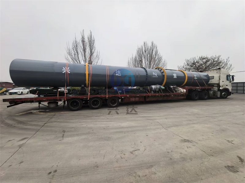 第二车：年产1万吨有机肥生产线烘干设备及配套有机肥设备正在装车