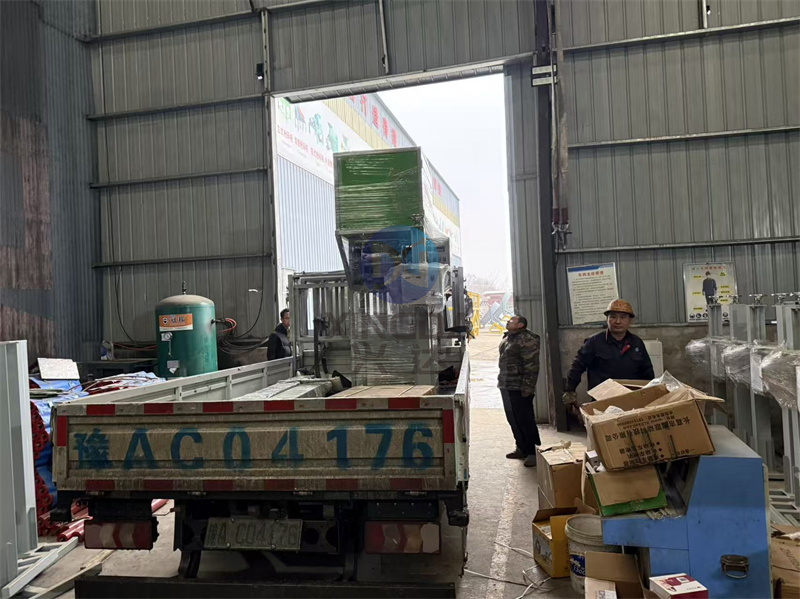 有机肥设备发货：车间马上就要完成对有机肥设备自动包装机的装车