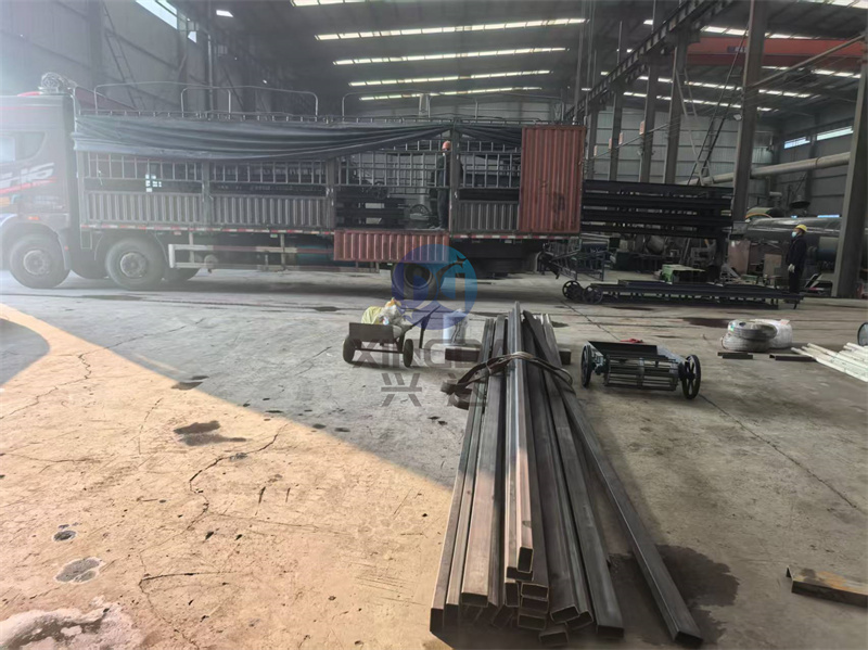 有机肥设备皮带输送机已加工完毕，单发一车准备启航