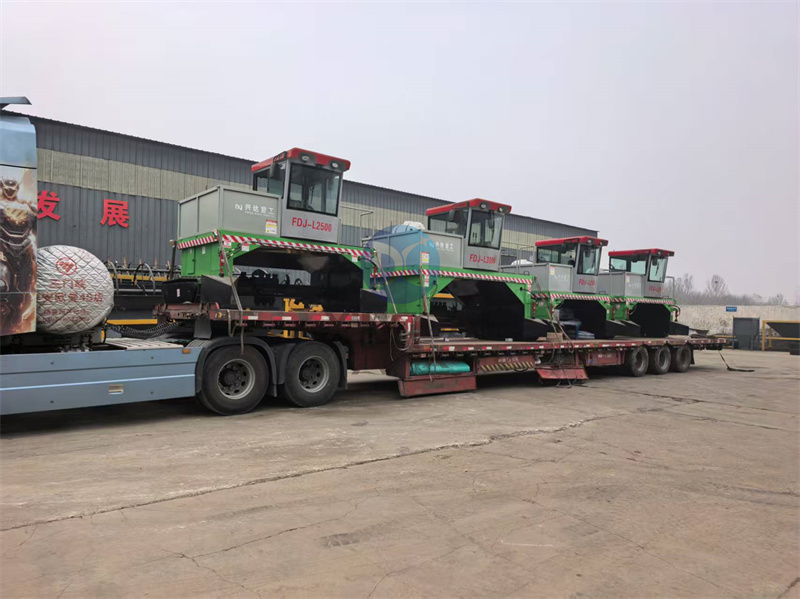 4台有机肥履带翻抛机一起装车一齐发往庐山