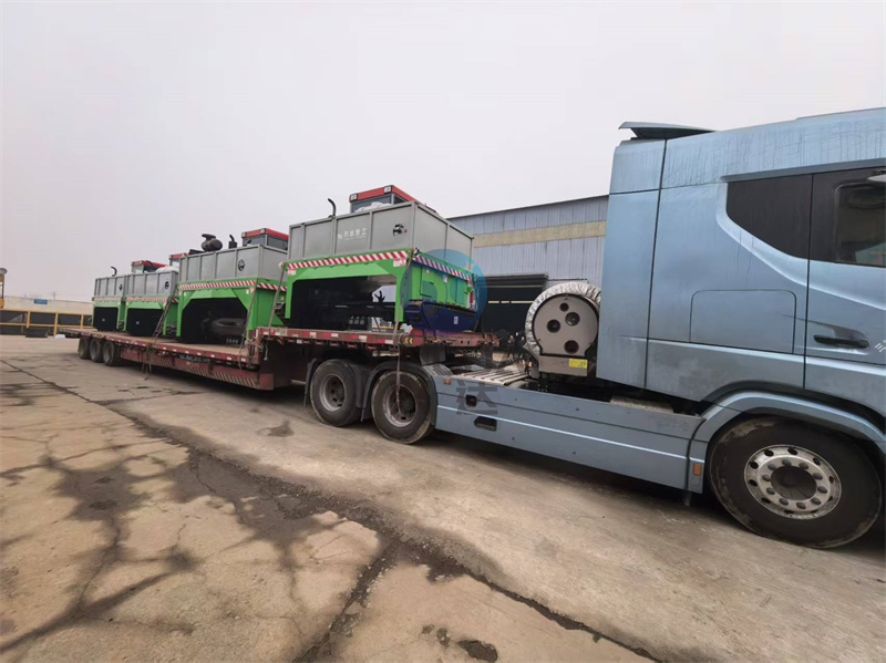 4台有机肥履带翻抛机发货现场