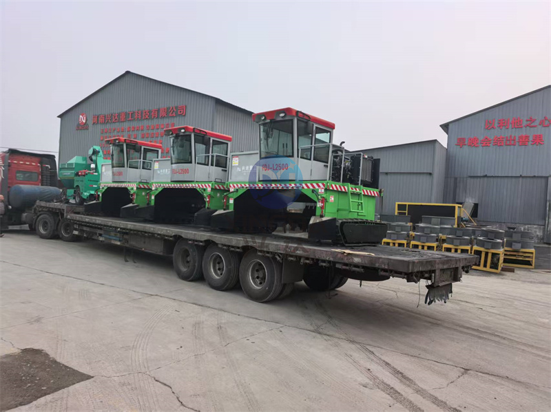 2.5米有机肥履带翻抛设备发货现场