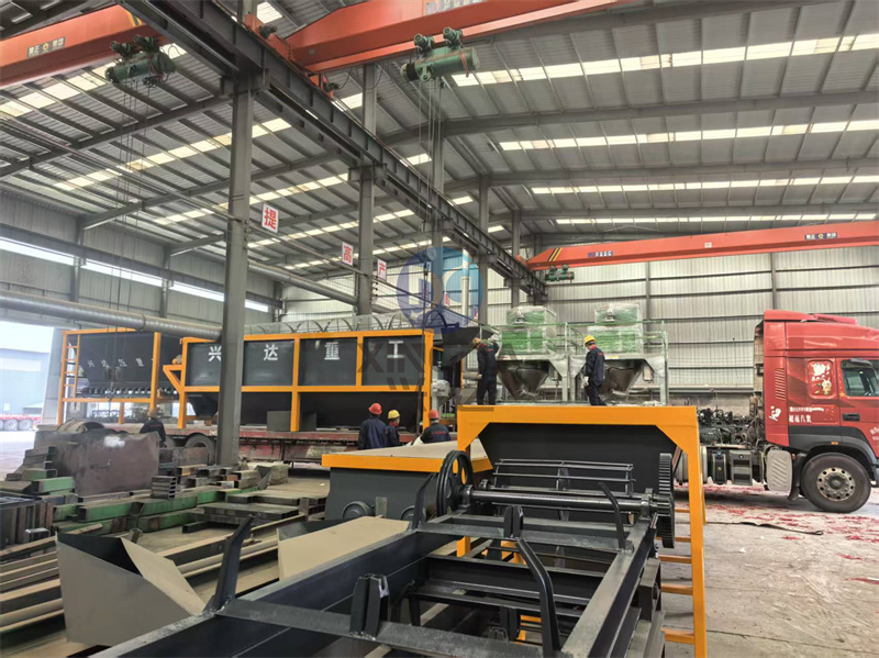 有机肥设备厂家刚打造的一车粉剂有机肥生产线设备正在装车中