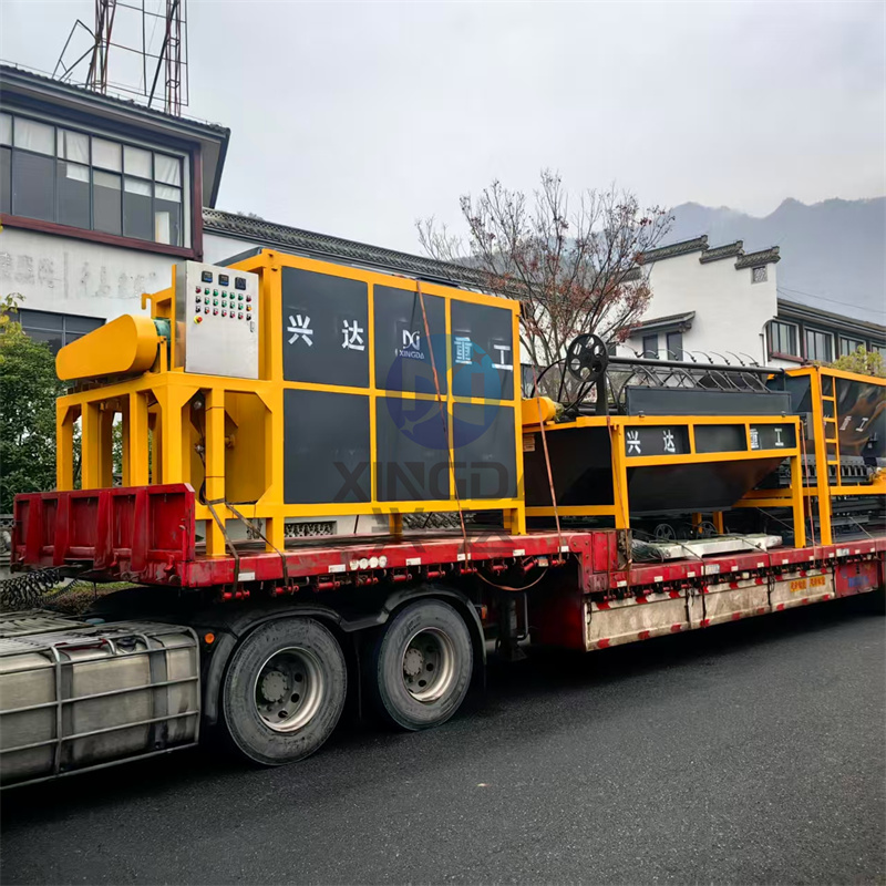 卸货现场：年产3万吨有机肥生产线设备抵达后开始进行卸货