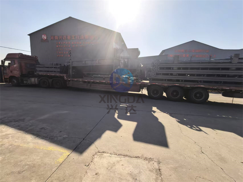 皮带输送机与立式粉碎机发货现场