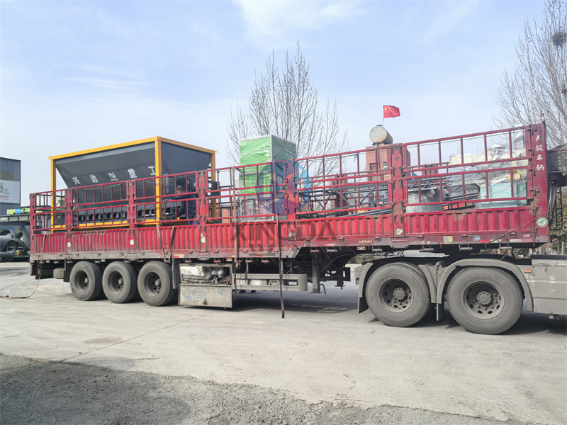 直发江西：包装设备与有机肥铲车料仓一起装车一起出发