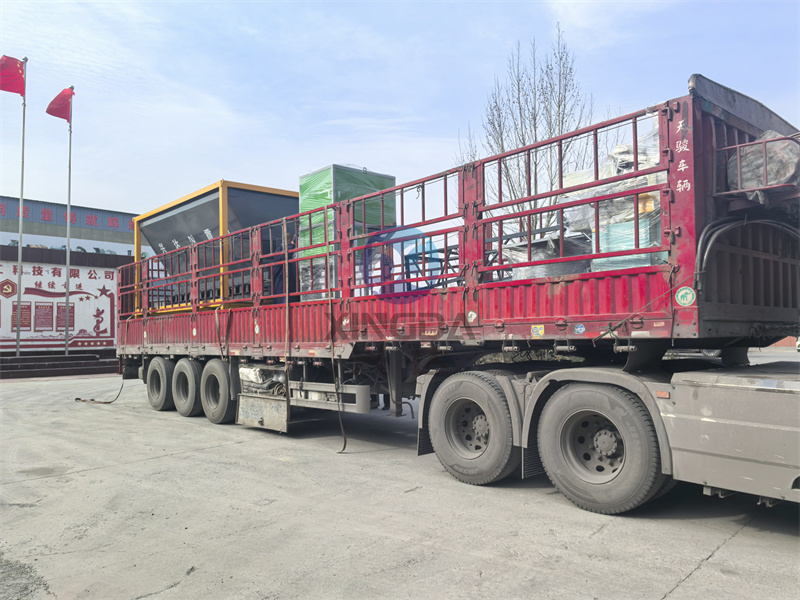 铲车料仓和包装机发货现场